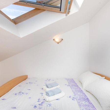 2 Bedroom Beautiful Apartment In Rasopasno Eksteriør bilde